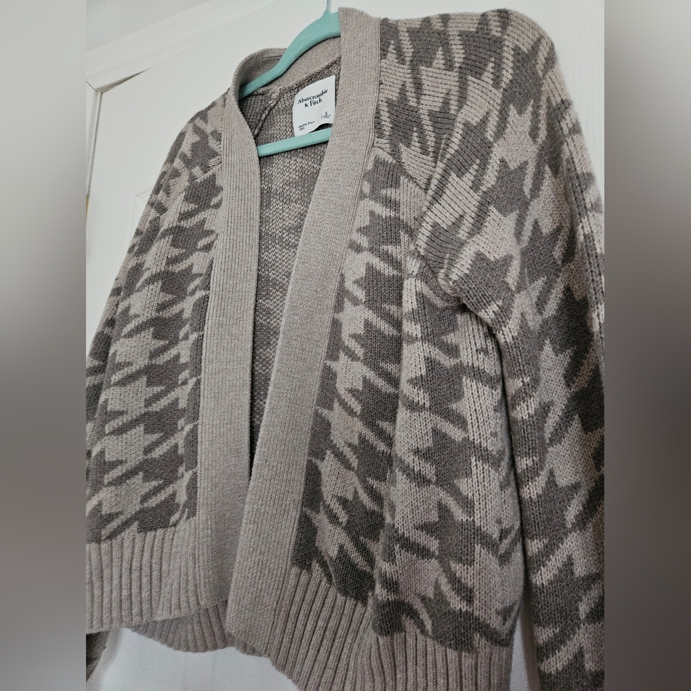 A&F Open waist length houndstooth cardigan